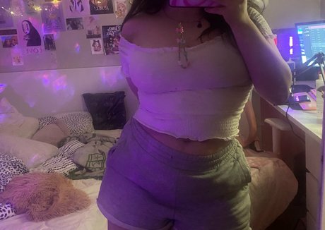 Holyhollyphoebe model sexy img