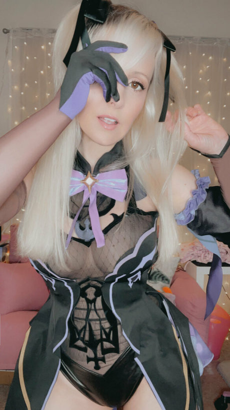 raychul nudes model img