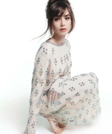 Lily Collins sexy star photo