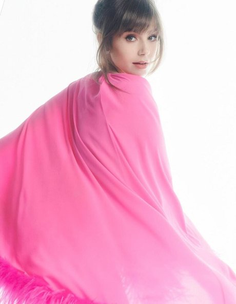 Lily Collins star naked images