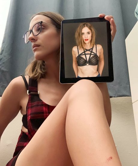 Ashley Victoria Robinson model nudes pics