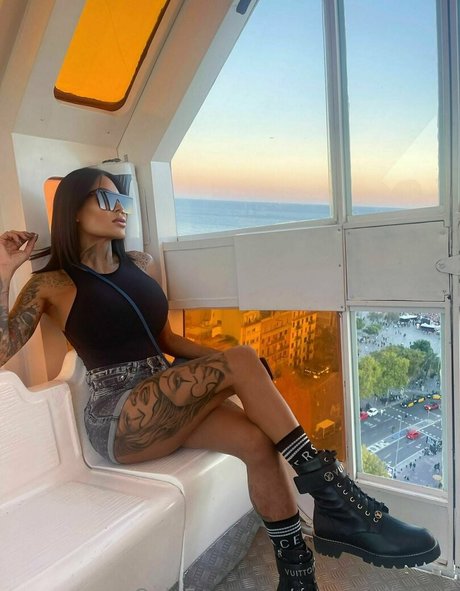 vanessajhons1 model top picture