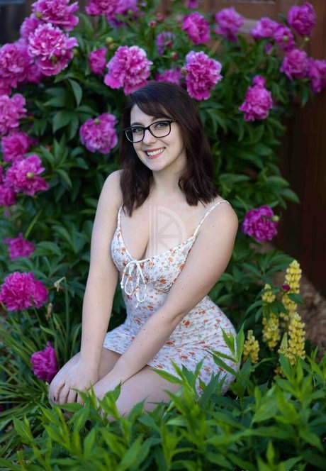 sarameikasaifree star hot pictures