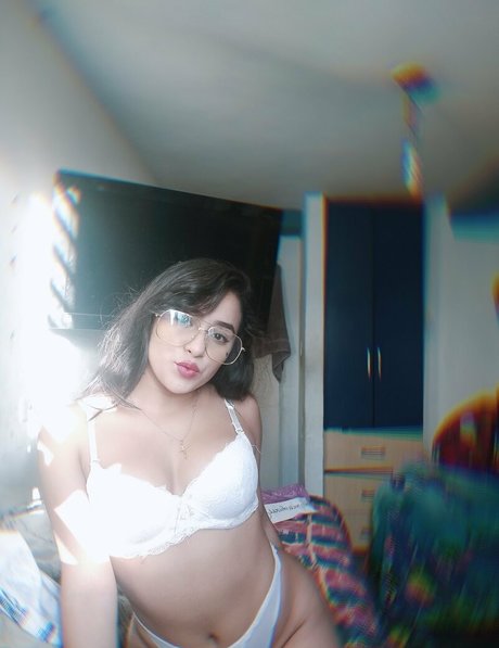 yiyisweetcousin star naked pics