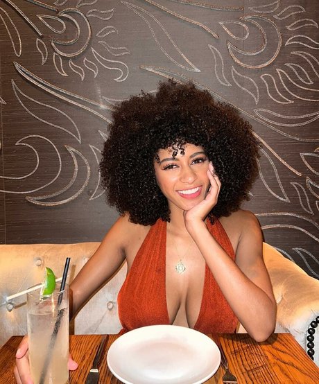 Briana Smith model high quality img