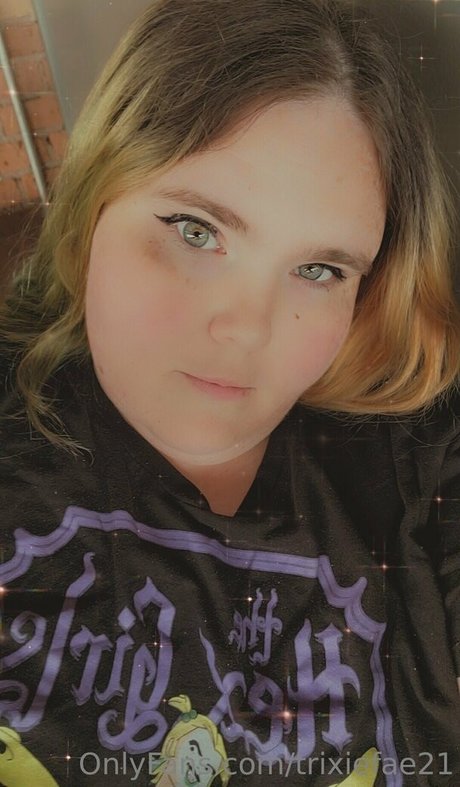 trixiefae21 model image