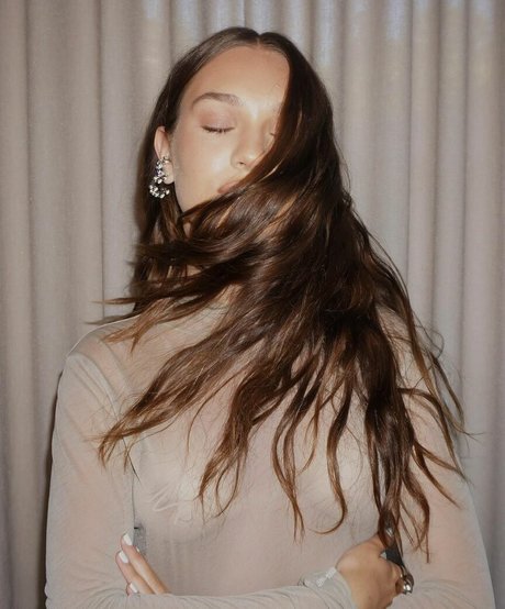 Maddie Ziegler model nice img