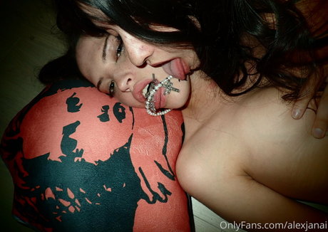 alexjanai model naked picture