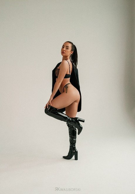 marikadurka__ model picture