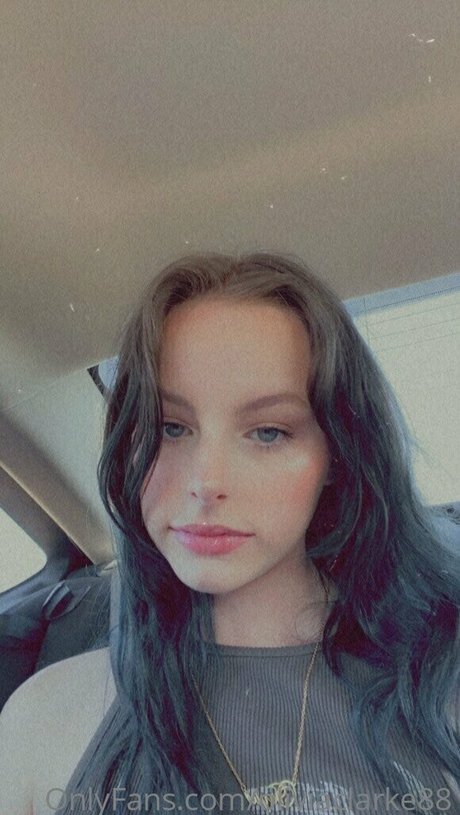 oliviaclarke88 pretty actress photo