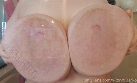 vronnidarko sexy model images