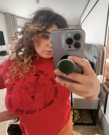 Remi Wolf adult model pic