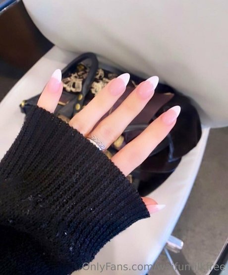 waifumilkfree model erotic photos