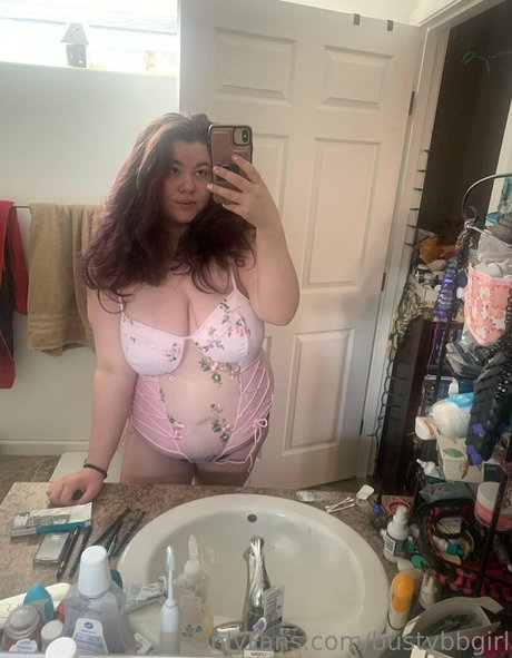 bustybbgirl model hot image