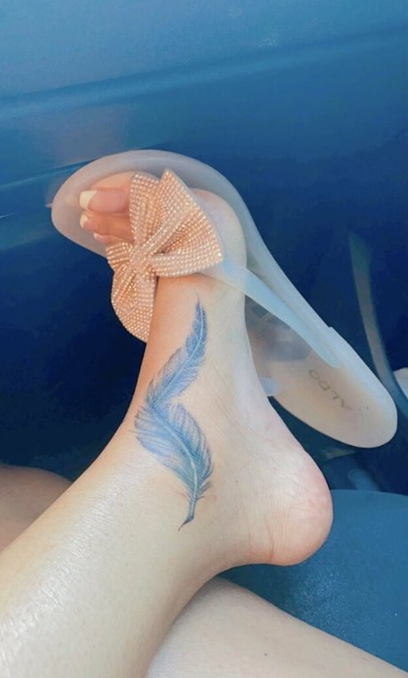 desireesfeet model nude photos