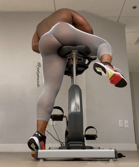 jodymuscle naked model img