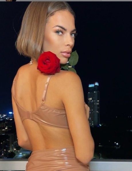 naticometto naked model photo