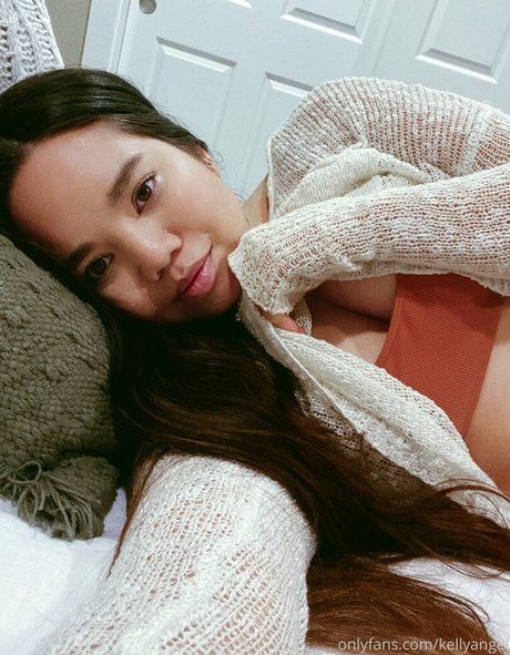 flat chested onlyfans naked pics