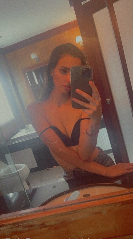 Abbie Haggar naked model picture