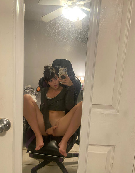 young onlyfans exclusive photo