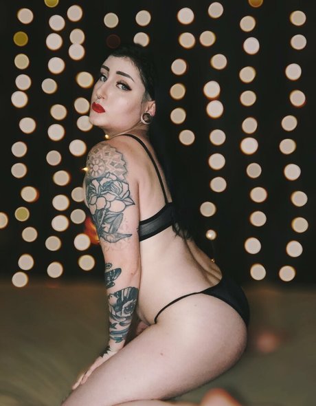 sinisterlilith nude model pic