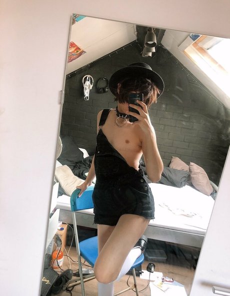 petite twink nude star photo