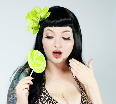 nayrusuicide beautiful model pics