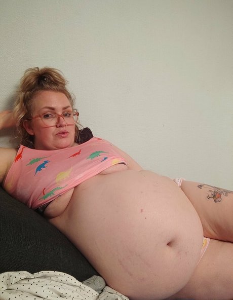 mommy onlyfans pornographic image