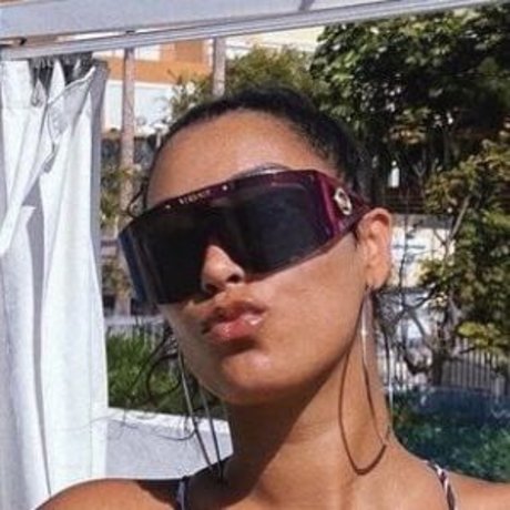 Snoochie Shy top pornstar pic