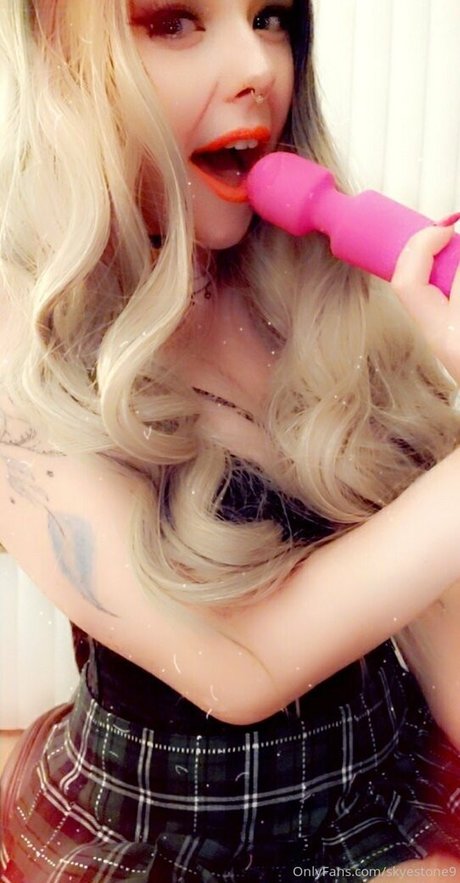 skyestone9 naked model photos