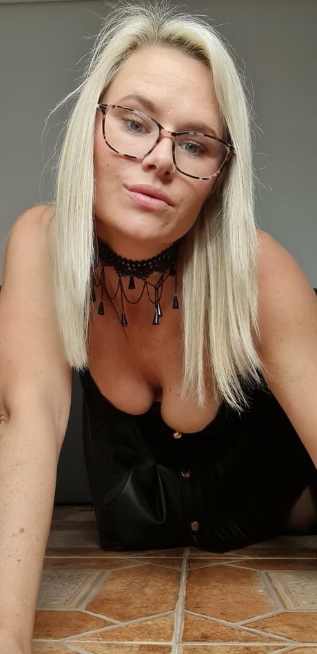 abifox12 naked model picture