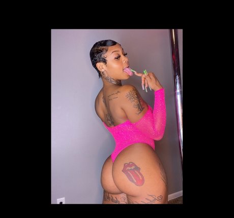 Tay1our art star photo