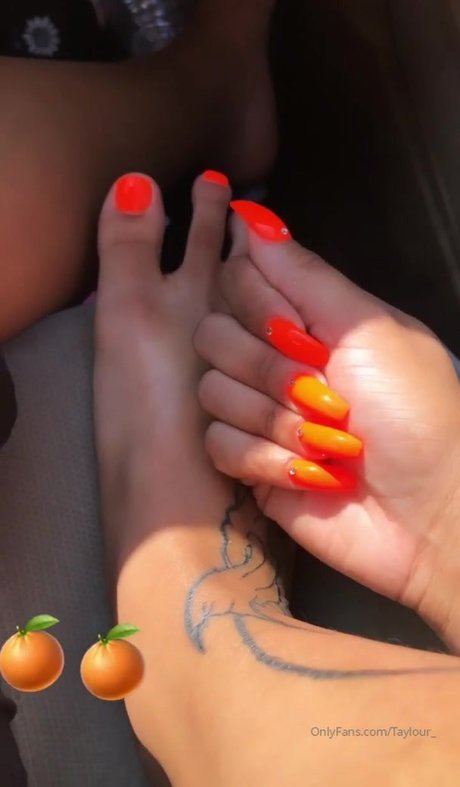 Tay1our model free galleries