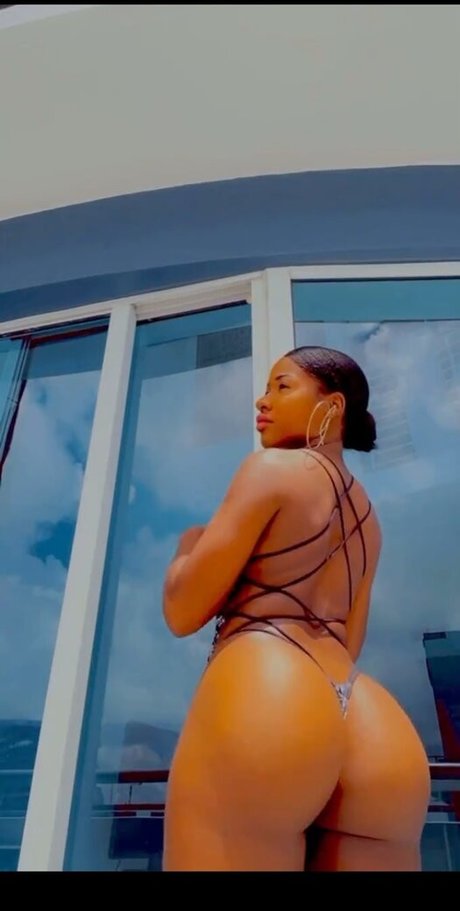 Ninarari model exclusive photo