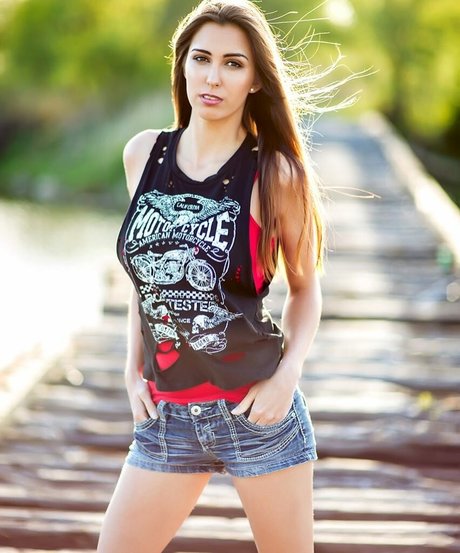 Amanda Thompson model nudes images