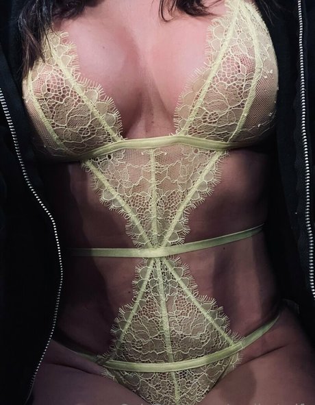 RealHotwife star erotic pictures