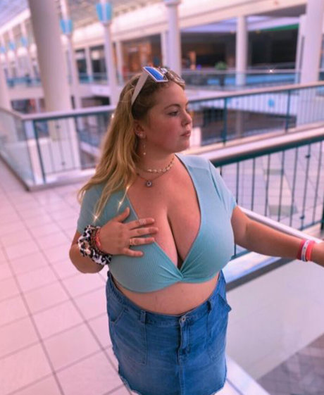 Amberly perfect pornstar img