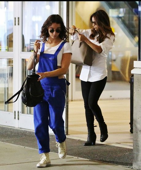 Summer Bishil art actress photo