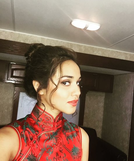 Summer Bishil model hot photo