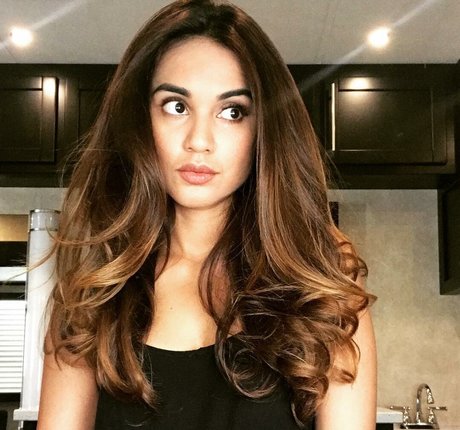 Summer Bishil pretty star image