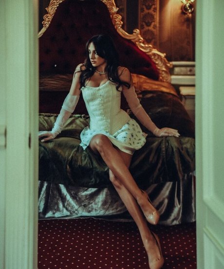 Olivia Linz star art pic