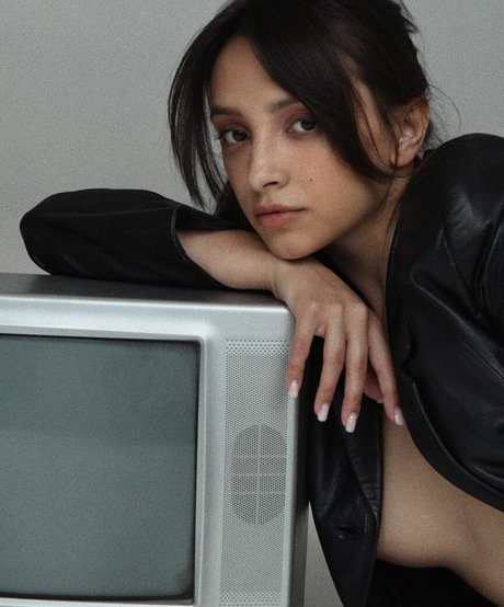 Olivia Linz xxx actress pic