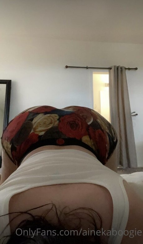 Ainek art model gallery