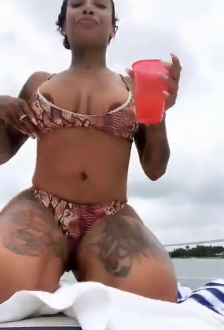 flyyytattedsky naked model picture