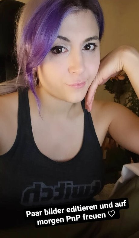 Mowkyfox model nudes images