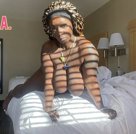 Juicy Thycc model nudes img