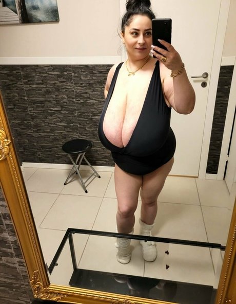 Alice 85JJ star naked galleries