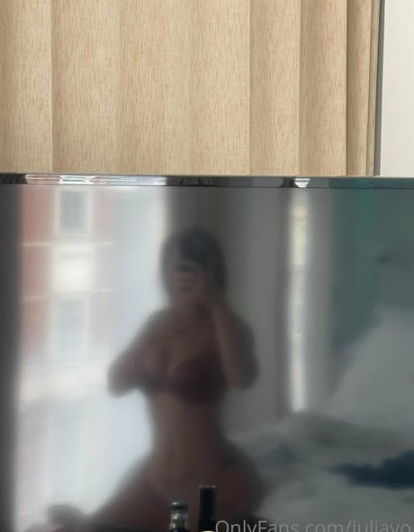 iuliavo naked model pics