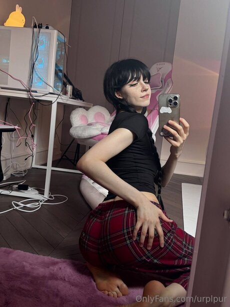 urplpur model top picture