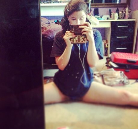 Rebecca Gilliland art model photo